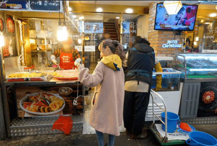 한국 광장시장 방문한 모모노기 카나