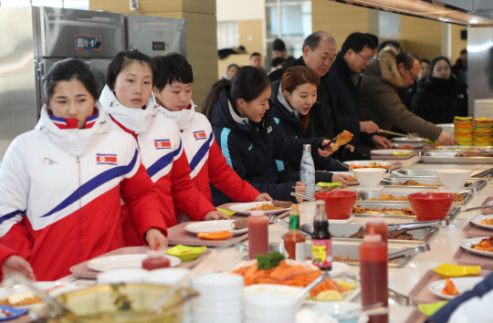 남한에서 식사하는 북한 아이스하키 선수들