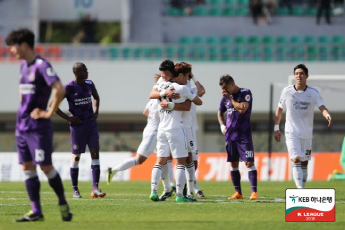 [먹튀검증소 뉴스] '문상윤 멀티골' 성남FC, 9연속 무패…K리그2 선두 질주