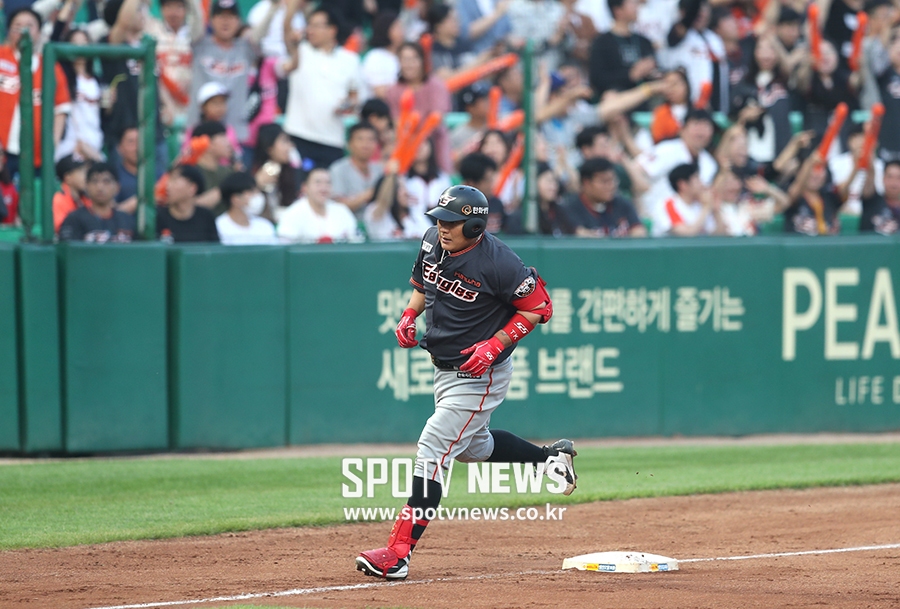 [먹튀검증소 뉴스]김태균, 300호 홈런 날리고 팬들의 축하 받으며
