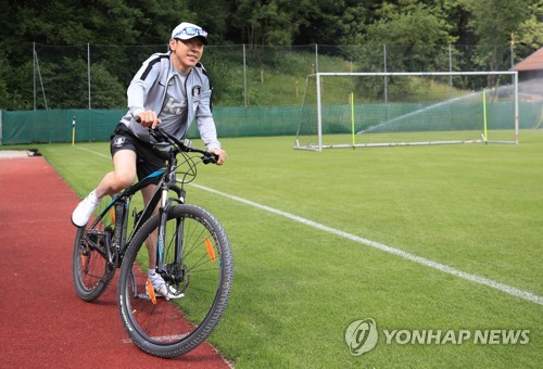 [먹튀검증소 뉴스]자전거 탄 감독님…톡톡 튀는 신태용의 리더십