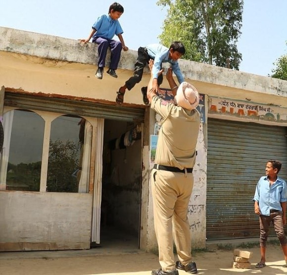 인도에서 키 가장 큰 228㎝ 경찰관 화제