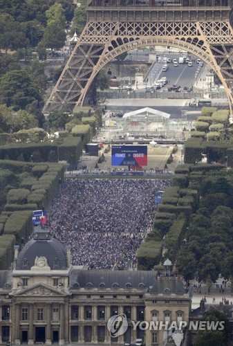 먹튀검증소 뉴스 월드컵 파리 에펠탑 앞 공원에 결승전 응원 9만명 운집