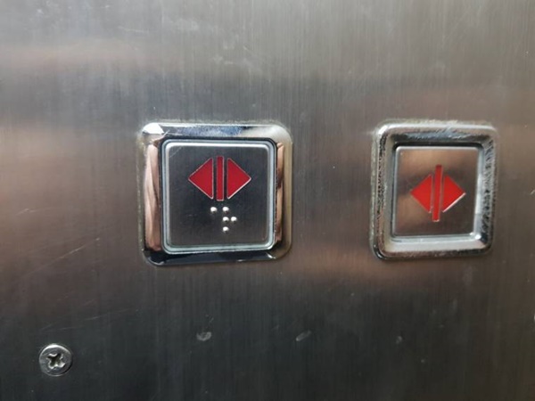 배려할수밖에 없는 엘리베이터..