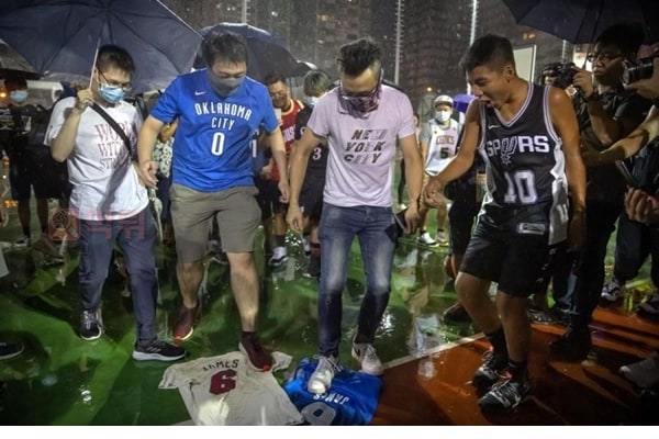 먹튀검증소 유머 르브론 제임스 유니폼을 짓밟는 홍콩시민들