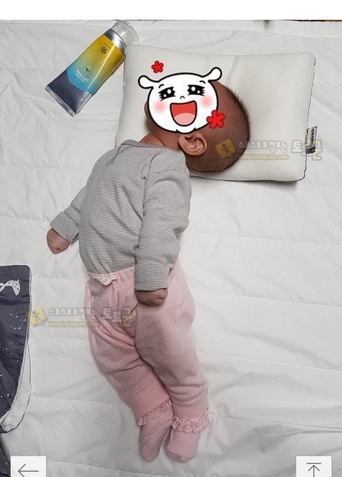 먹튀검증 토토군 유머 특이하게 누워있는 아기
