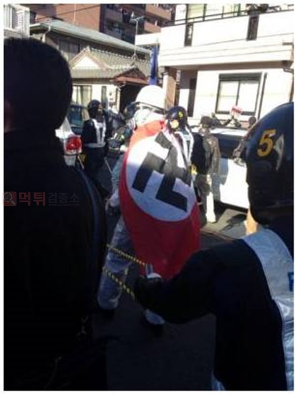 먹튀검증소 유머 일본 우익 시위에 독일 나치 깃발 사진들