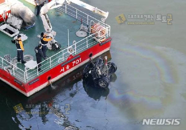 먹튀검증 토토군 유머 성산대교 달리던 SUV, 난간 뚫고 한강으로 추락…1명 사망