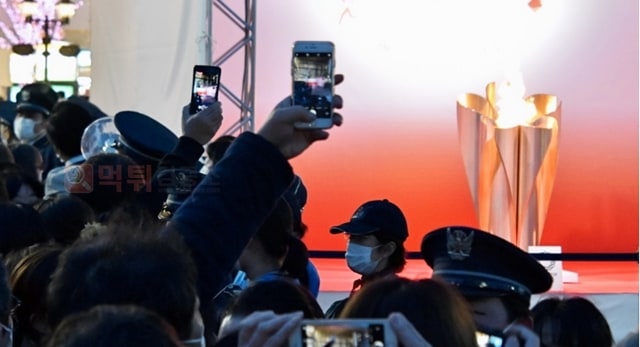 먹튀검증소 스포츠뉴스 코로나19 우려에도 일본 국민, 올림픽 성화 전시에 수만명 운집