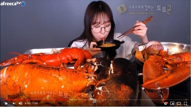 먹튀검증 토토군 유머 쯔양!? 랍스타 12kg! 얼굴만한 대왕 랍스타와 해물가득 라면 먹방