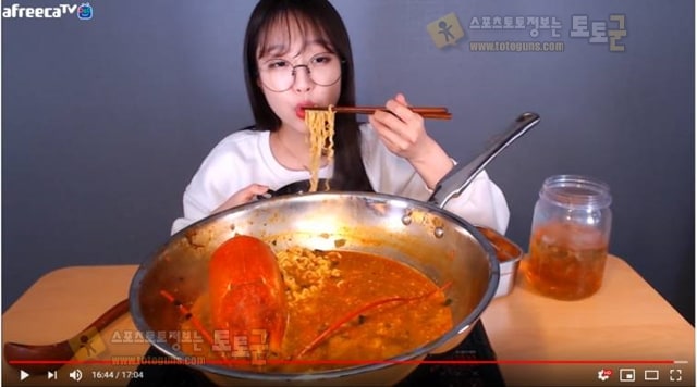 먹튀검증 토토군 유머 쯔양!? 랍스타 12kg! 얼굴만한 대왕 랍스타와 해물가득 라면 먹방