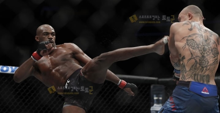 먹튀검증 토토군 스포츠 뉴스 UFC 존 존스, 감옥행 모면…1년간 보호 감찰에 전자발찌 착용