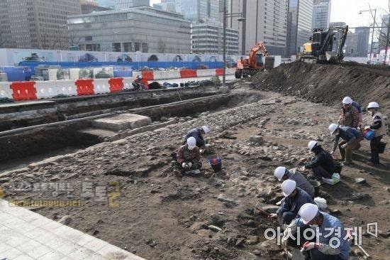 먹튀검증 토토군 유머 광화문광장 확장공사 중 조선시대 수로 발굴