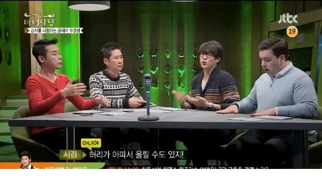 가슴 큰 여자들은 왜 책상 위에 올려둘까