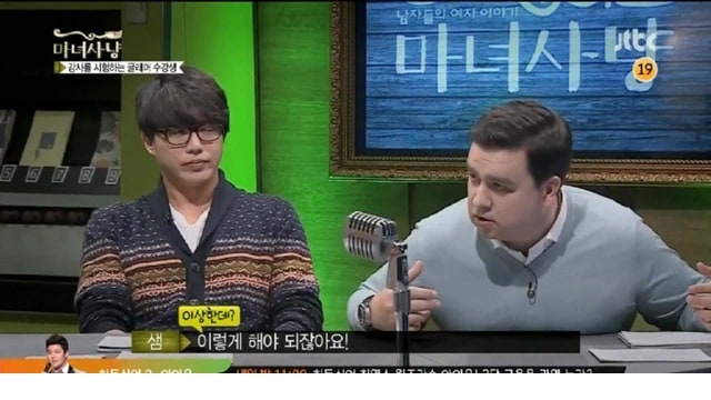 가슴 큰 여자들은 왜 책상 위에 올려둘까