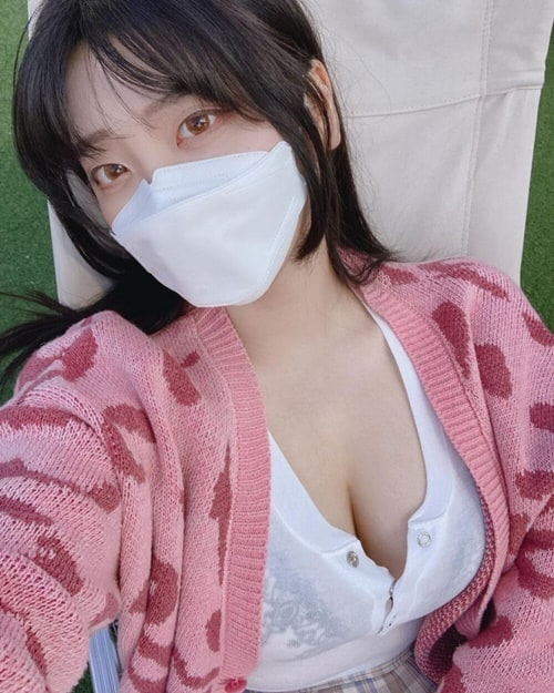 깊은 가슴골 송하나