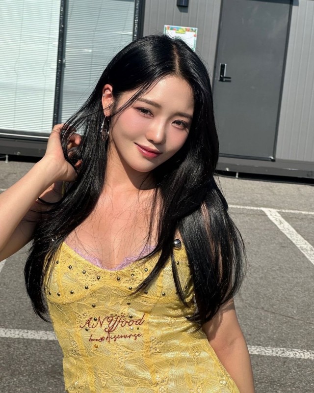 프로미스나인 노지선 뜨거운 태양아래 과감한 패션