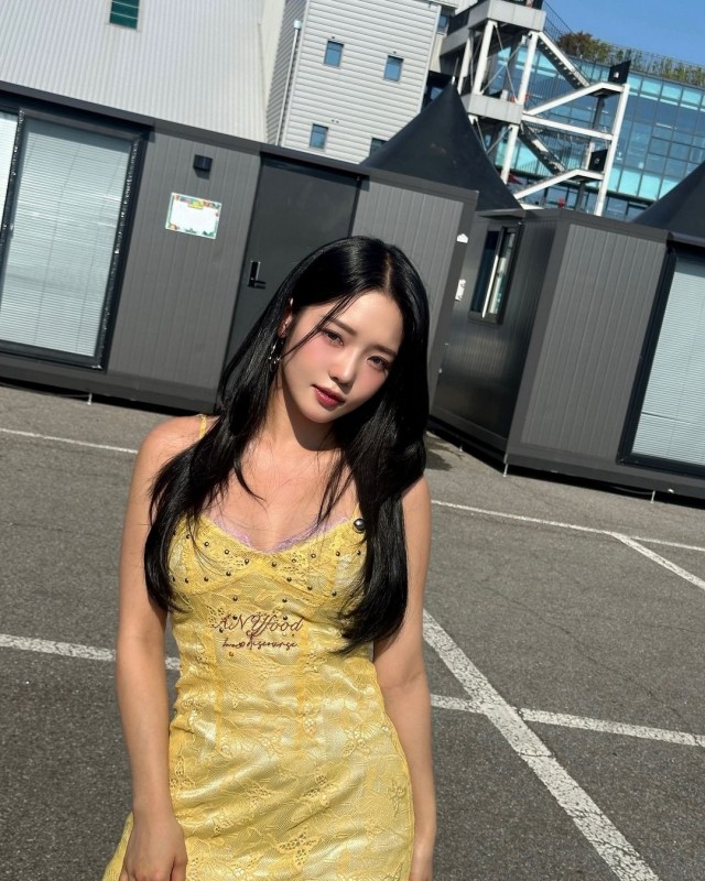 프로미스나인 노지선 뜨거운 태양아래 과감한 패션