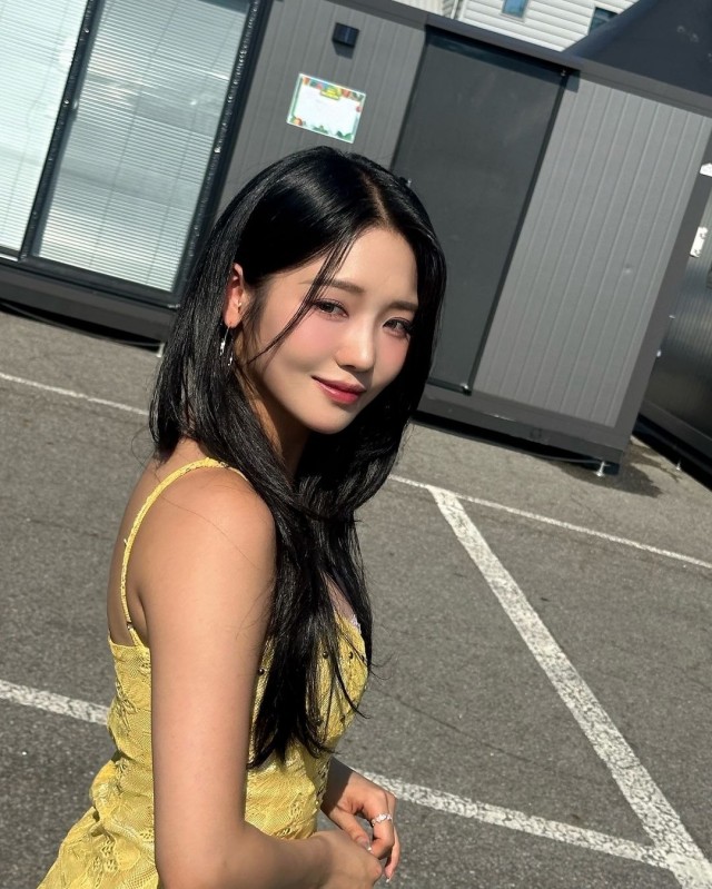프로미스나인 노지선 뜨거운 태양아래 과감한 패션