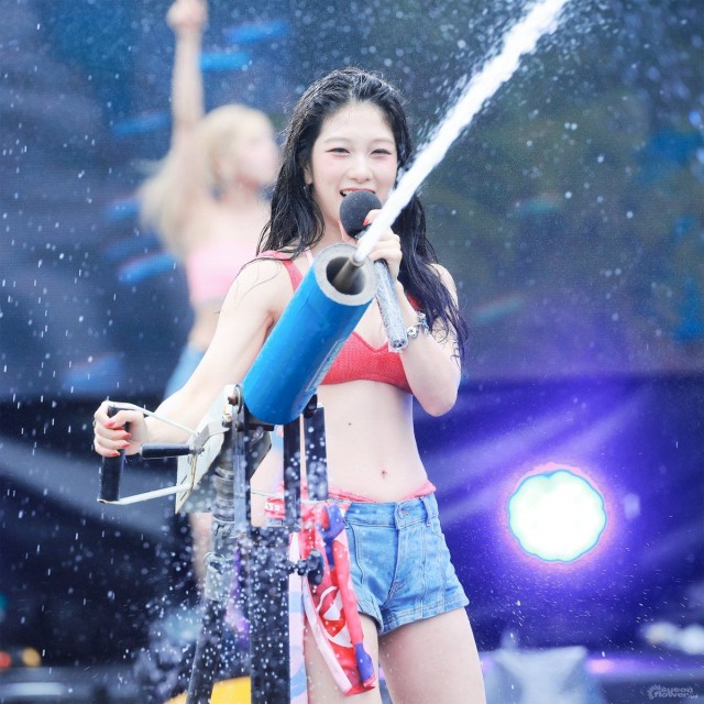 워터밤 물대포 정조준 프로미스나인 이서연