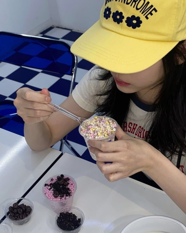 구슬 아이스크림 먹고 신난 프로미스나인 김민주 셀카