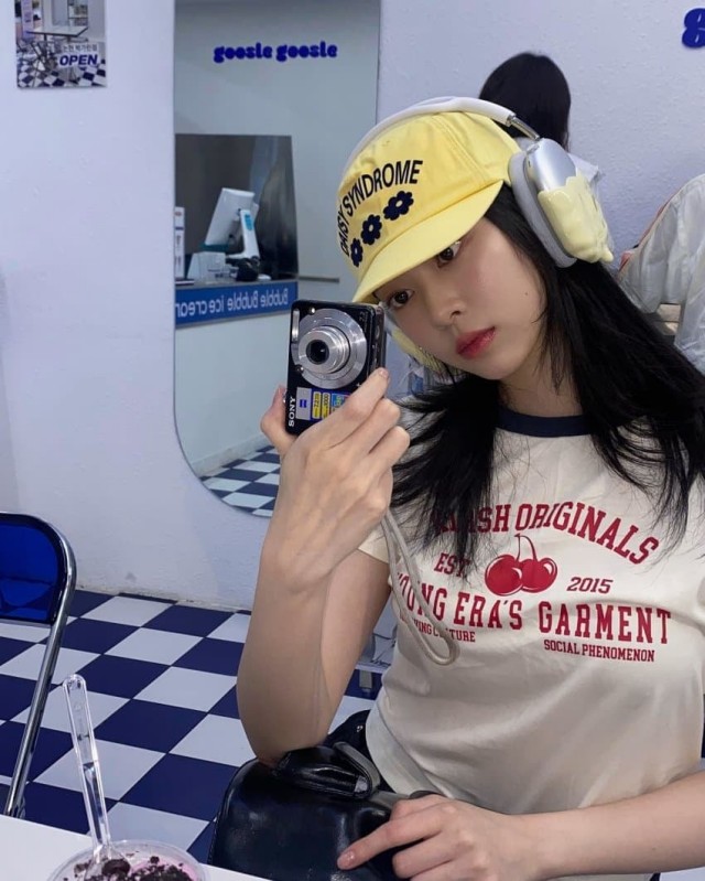 구슬 아이스크림 먹고 신난 프로미스나인 김민주 셀카