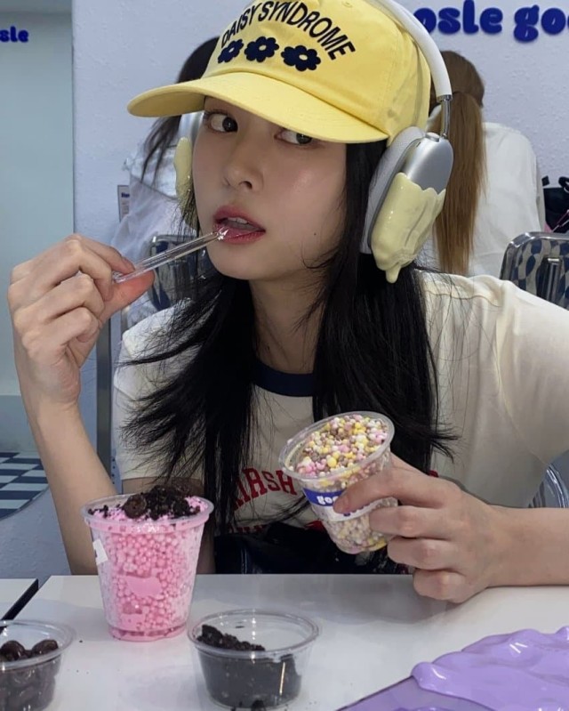 구슬 아이스크림 먹고 신난 프로미스나인 김민주 셀카