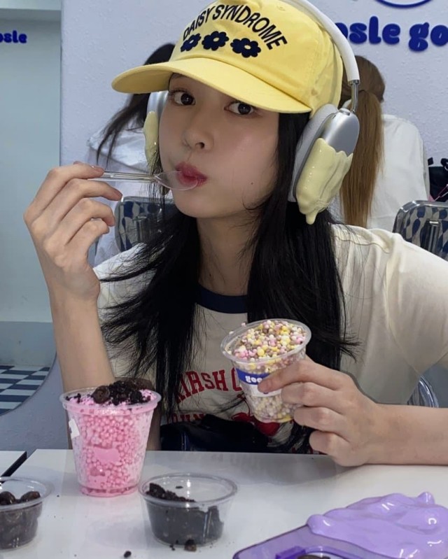 구슬 아이스크림 먹고 신난 프로미스나인 김민주 셀카