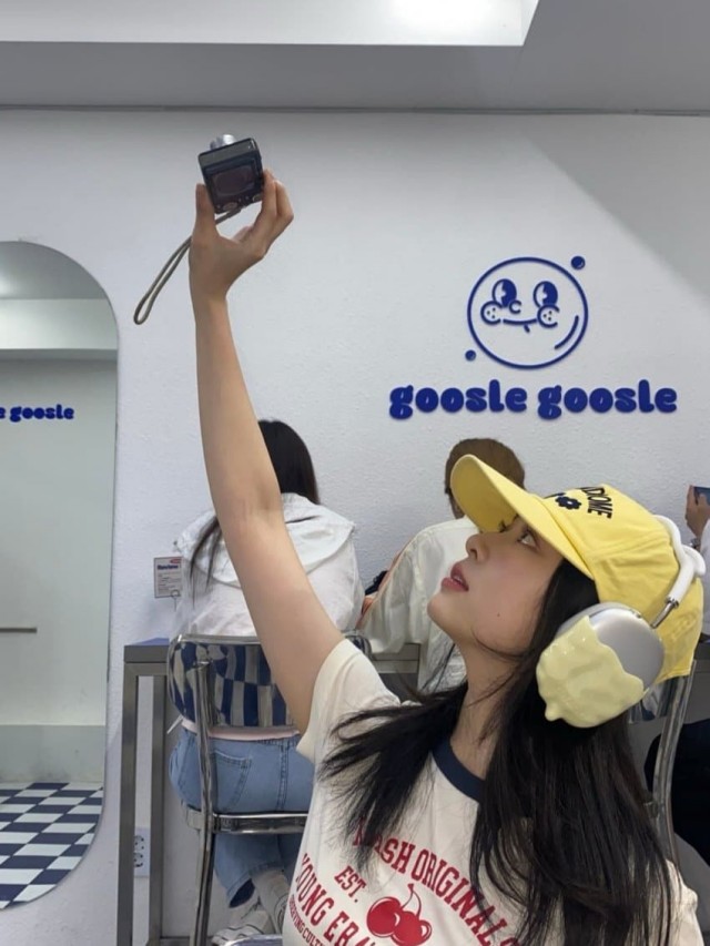 구슬 아이스크림 먹고 신난 프로미스나인 김민주 셀카