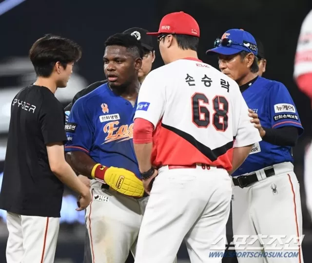 '김도영과 충돌' 페라자 돌발행동, 욕설 때문? KIA 이범호 감독 입장 발표 펙트는 욕설 아닌 선수 부상[광주 현장]