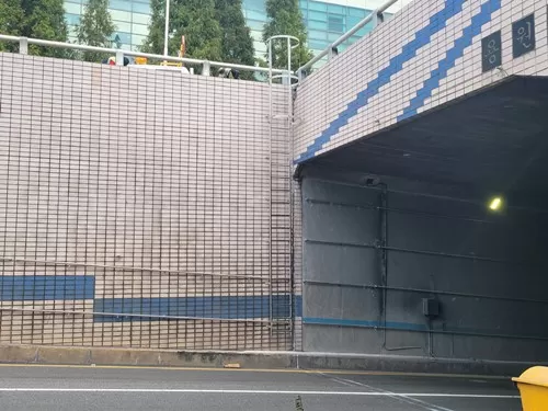지하차도에 구명봉 설치한 경상남도