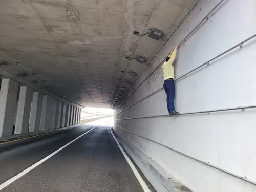 지하차도에 구명봉 설치한 경상남도