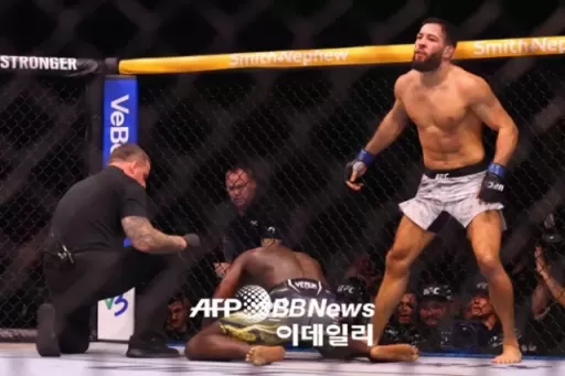 '전 UFC 챔피언' 아데산야, 또 KO로 무너졌다...충격의 3연패